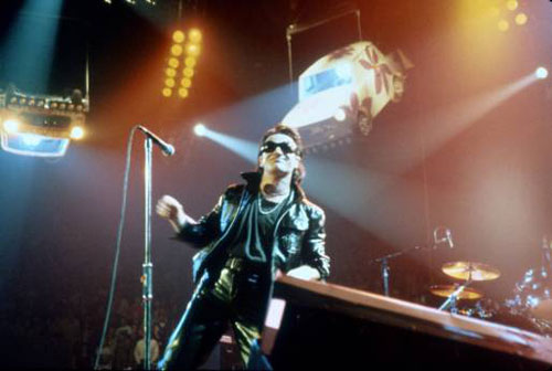 Con Zooropa (1993) uno parece asistir ante tal ceremonia de la confusi&oacute;n