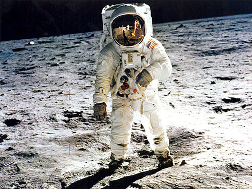 Entre los tripulantes del Apolo 11 que llega a la luna, está Buzz Aldrin, anciano de una iglesia presbiteriana en Houston