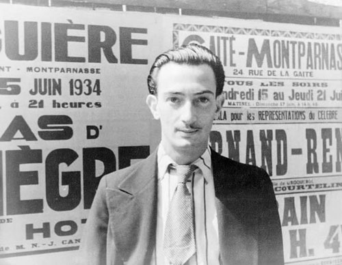 A pesar de su carácter introvertido, Dalí tiene la presunción de decirle al jurado de la Escuela de San Fernando que ellos no le pueden examinar sobre Rafael, porque él sabe más que todos ellos juntos
