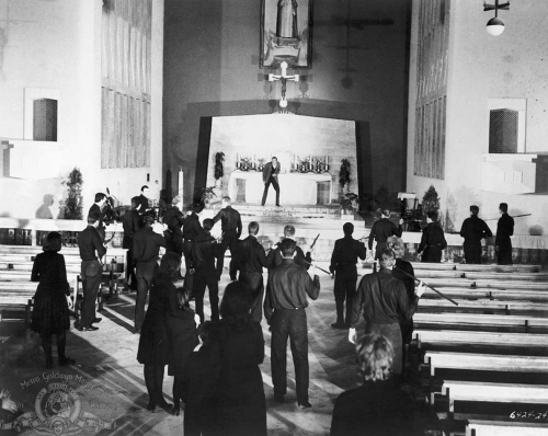 El protagonista es el &uacute;nico superviviente de una epidemia que ha asolado la humanidad y convertido el resto de la poblaci&oacute;n en vampiros