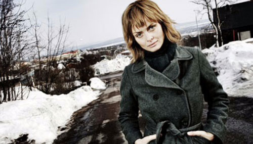 Cuando Larsson escribi&oacute; la novela, ocurri&oacute; un famoso suceso en Suecia de un pastor de Kanutbi que convenci&oacute; a la canguro de su hijo, para que asesinara a su madre