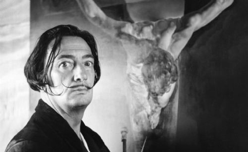 Creo en Dios, dice Dalí, pero no tengo la fe. Ya que por las matemáticas y las ciencias particulares sé que es indiscutible que Dios tiene que existir, pero no me lo creo. 