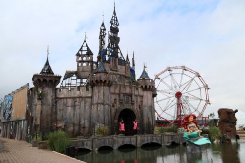 Disneyland es precisamente la representación máxima del capitalismo para Banksy