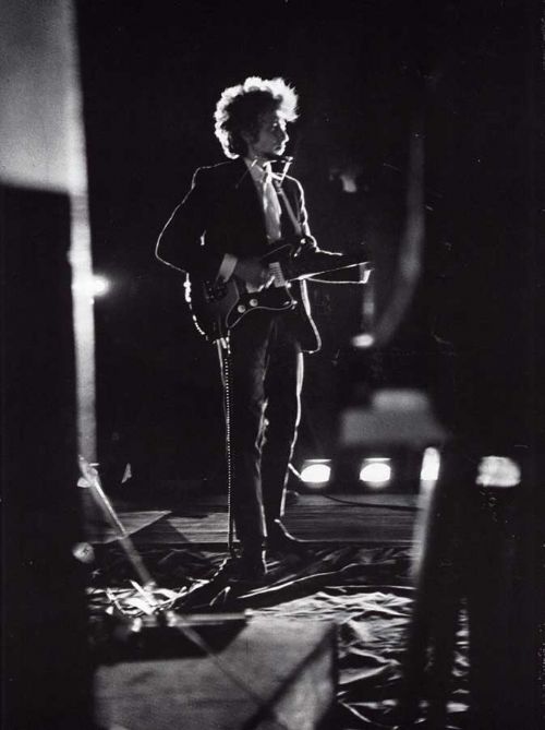 Bob Dylan toca para sí, sino contra sí mismo, por eso no saluda ni sonríe en sus actuaciones