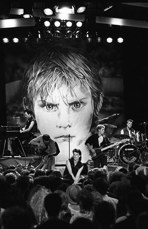 Cuarenta a&ntilde;os despu&eacute;s de que su madre se desplomar&aacute; con un aneurisma cerebral en el funeral de su padre, en 1974, Bono siente todav&iacute;a la orfandad que llenaba las canciones de su primer disco, Boy (1980)