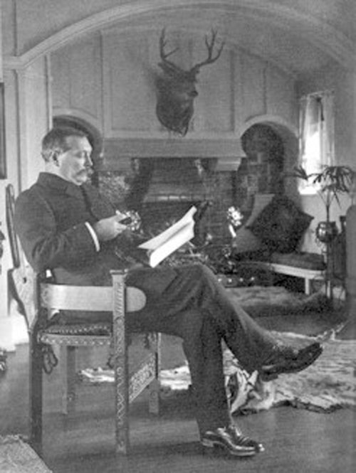 Allí comienzan y acaban la mayor parte de los relatos de Holmes, con el doctor Watson leyendo el periódico y Holmes fumando en pipa