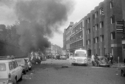 En mayo de 1974 una bomba estalla en la calle Talbot de Dubl&iacute;n, donde sol&iacute;a ir Bono a una tienda de discos