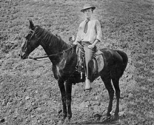Norval Sinclair Marley recorría aquellas fértiles colinas de Saint Ann, montado siempre a caballo como si fuese realmente alguien importante
