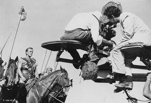 Kirk Douglas le propone retomar la dirección de Espartaco (1960)
