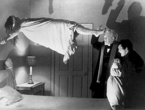 El maestro del thriller de los setenta, William Friedkin, quiso hacer ya con El exorcista (1973) una parábola para el siglo XX, que pretende ser una obra moral que refleje la lucha entre el bien y el mal, tomando en serio el mal, en vez de racionalizar