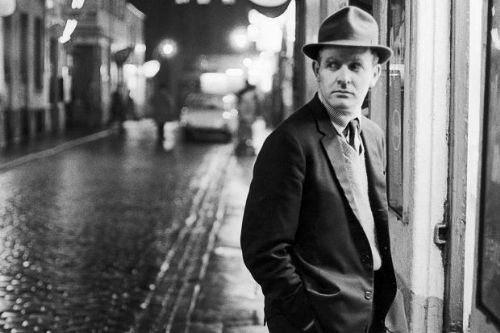 Le Carr&eacute;,  su nombre real es David Cornwell,  fue agente del M16 en Alemania, donde desarrolla la novela El hombre m&aacute;s buscado.