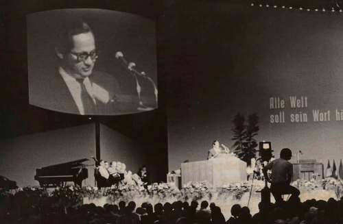 John Stott redactó el Pacto de Lausanne en el Primer Congreso de Evangelización Mundial en 1974 donde habla de la necesidad de relacionar el Evangelio con problemas sociales