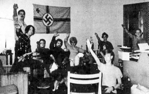 Jonathan David Brown aseguró que estaba predicando el Evangelio a los skinheads cuando levantaba el brazo junto a la bandera nazi