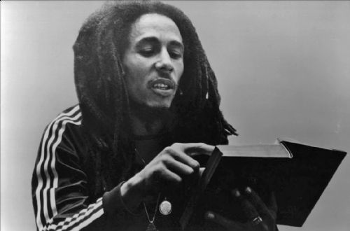 El autor del Salmo 137 se muestra enfurecido contra su opresor en una línea que evoca claramente muchas de las canciones de Bob Marley