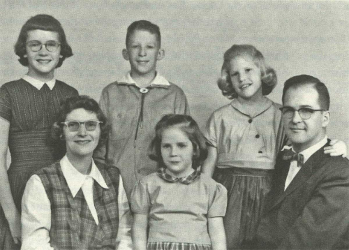 John MacDonald, pastor de la Primera Iglesia Bautista de Mill Valley con su familia en 1960