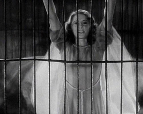 Florence predica vestida de blanco, acompa&ntilde;ada de un gran espect&aacute;culo musical. Desciende de una escalera, como una estrella, para entrar en una jaula con leones, &iexcl;ya que Dios puede salvarla, como a Daniel!