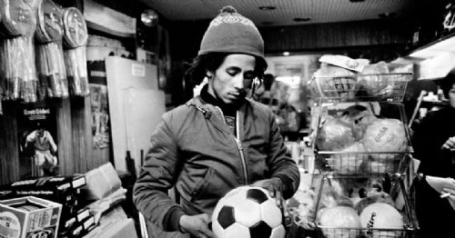 Bob Marley fue enterrado con una de sus guitarras, un balón de fútbol, algo de marihuana y una Biblia abierta por el Salmo 23