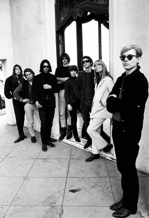 La historia de Warhol es en realidad la de sus amigos ya que el artista hizo todo lo posible para desaparecer entre ellos