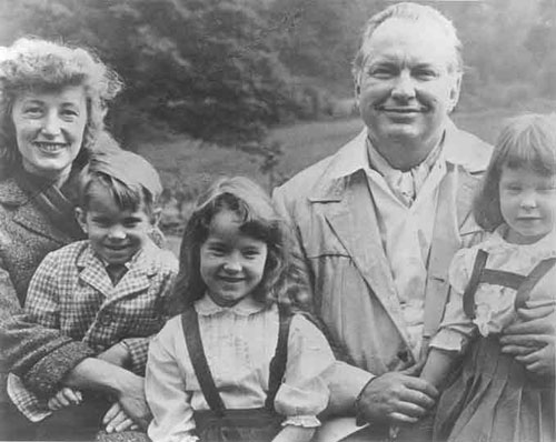 Hubbard y su sonriente familia