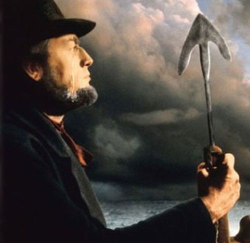 Para el director de cine John Huston, Ahab es el hombre que odia a Dios y ve en la ballena blanca la máscara pérfida del Creador