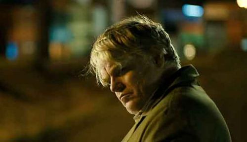 Su soledad y desamparo evocan al verdadero Hoffman, adicto a la hero&iacute;na, pero capaz de hipnotizarnos con su magn&eacute;tica mirada e impresionante voz.