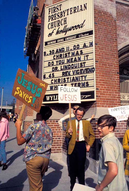 Repartieron invitaciones en Sunset Strip pero  ninguno esperaba 1400 hippies en la Iglesia Presbiteriana de Hollywood