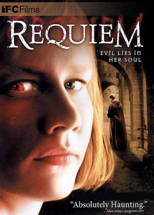 La película alemana contrasta sin embargo el escepticismo del anciano párroco de Micaela, con el fanatismo del cura exorcista, que convierte a la chica en una victima de la ignorancia religiosa