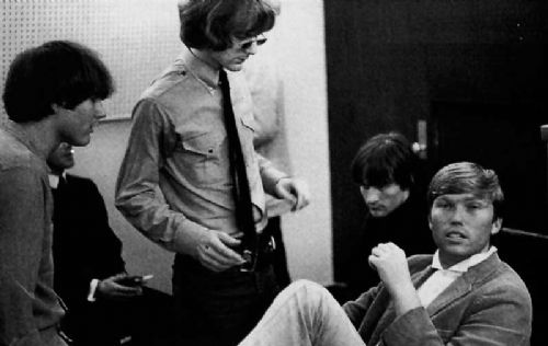 Manson ordena los asesinatos mientras Melcher graba con los Byrds la canción de la película Easy Rider que comienza a escribir Bob Dylan