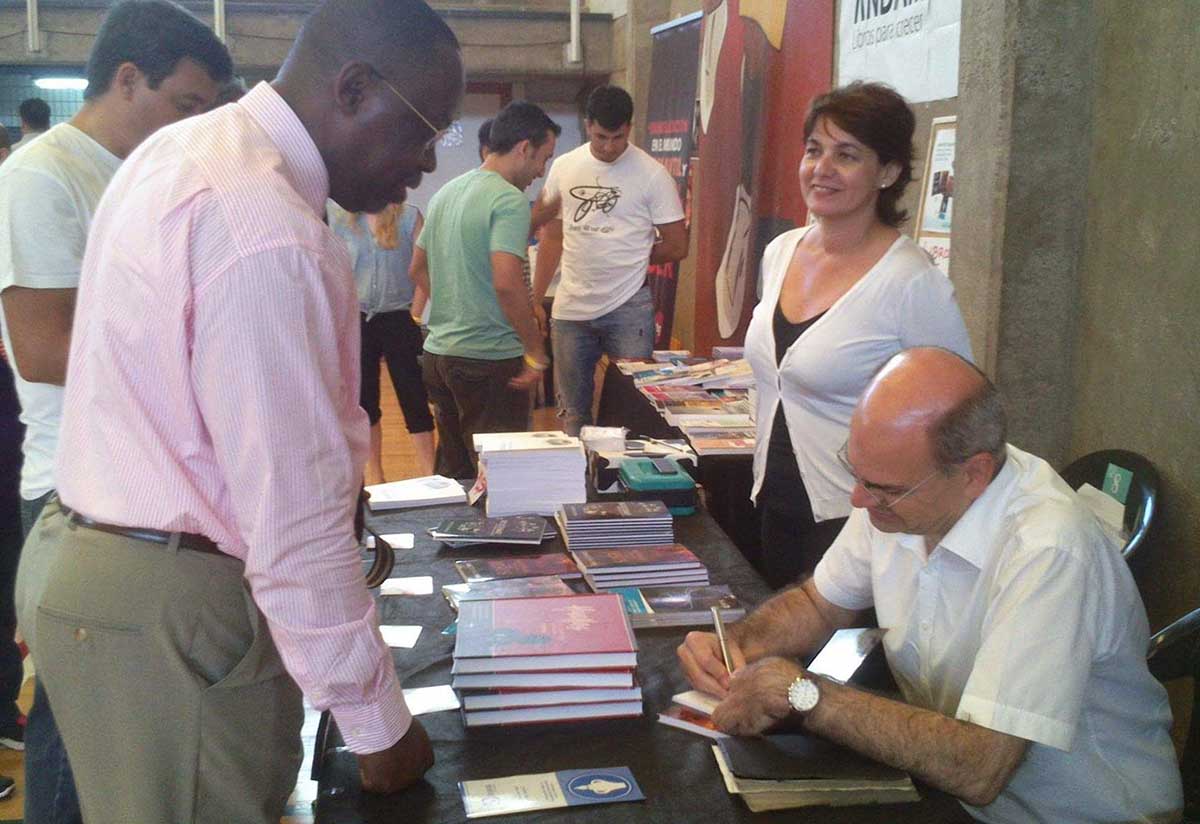 José de Segovia Barrón firmando sus libros en Canarias