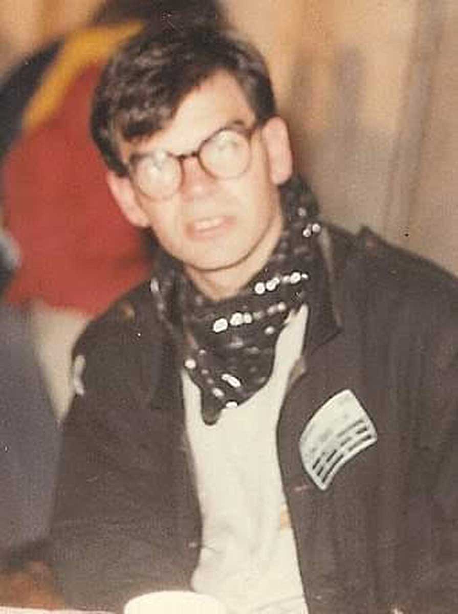 José de Segovia Barrón con su pase de prensa en el backstage de Greenbelt Festival en Castle Ashby, Northamptonshire, 1986