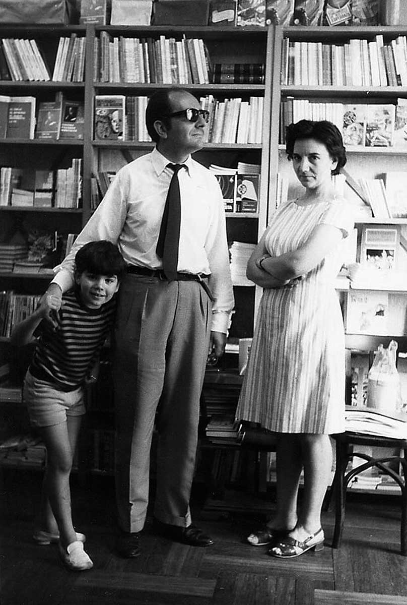 José de Segovia Barrón acompañado de su padre y de su madre en la librería que tenían en la Gran Vía de Madrid