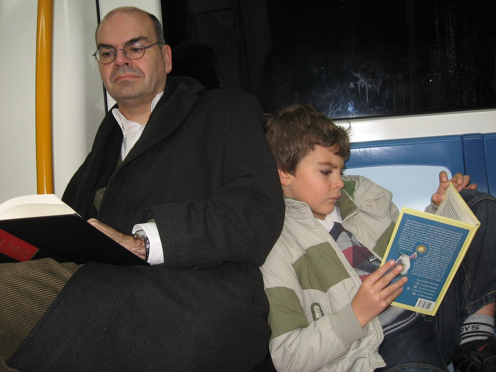 José de Segovia Barrón con su hijo en el Metro de Madrid